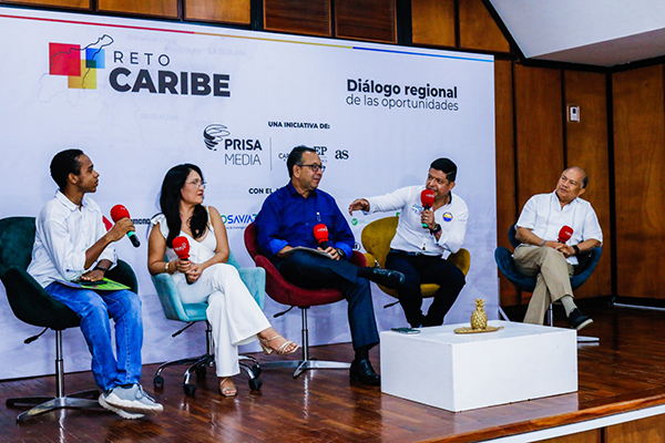 Los diálogos se desarrollaron en diferentes ejes temáticos, dentro de los cuales estaba el de responsabilidad social, en donde participó el rector Pablo VeraLos diálogos se desarrollaron en diferentes ejes temáticos, dentro de los cuales estaba el de responsabilidad social, en donde participó el rector Pablo Vera