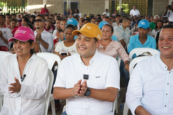 En la gráfica aparece el ministro Mauricio Lizcano y la alcaldesa de Algarrobo, Licet Prieto.