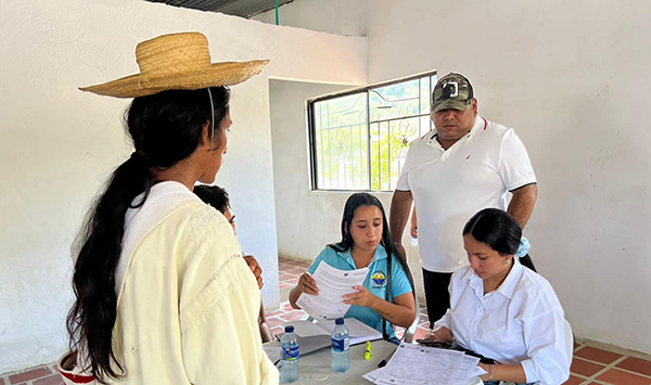 La comunidad del corregimiento de Palmor se reúne junto a autoridades gubernamentales y representantes de instituciones educativas.