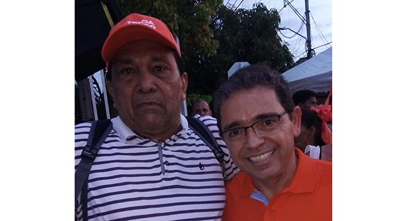 El líder comunal y exedil de la Localidad 1, José Chí, se tomó la foto con Rafael Martínez, para demostrar su decisión de sumarse a Fuerza Ciudadana y respaldar su candidatura a la gobernación. El líder comunal y exedil de la Localidad 1, José Chí, se tomó la foto con Rafael Martínez, para demostrar su decisión de sumarse a Fuerza Ciudadana y respaldar su candidatura a la gobernación.