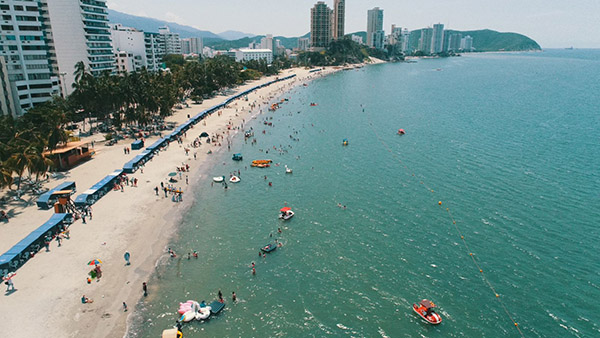 El ordenamiento y zonificación espacial de las playas mejora la calidad del servicio y da cumplimiento a las normas ambientales, legales y técnicas vigentes en materia de destinos turísticos.