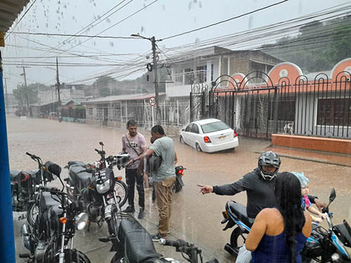 Las informaciones conocidas indican que los sectores de mayor afectación en la capital del Magdalena fueron el norte y el nororiental, en donde hubo pánico debido a la fuerte corriente que bajaba peligrosamente del cerro.