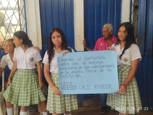  Los estudiantes exigen una respuesta de la gobernación del Magdalena y del contratista .responsable de las obras.