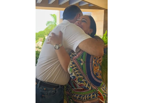  Claudia Aaron sellando con un abrazo su respaldo a la candidatura de Carlos Pinedo Cuello a la alcaldía de Santa Marta.