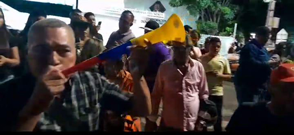 En esta imagen captada de video se puede apreciar al rector Calixto Liñán agitando con una trompeta la protesta de Fuerza Ciudadana de presión de la Registraduría