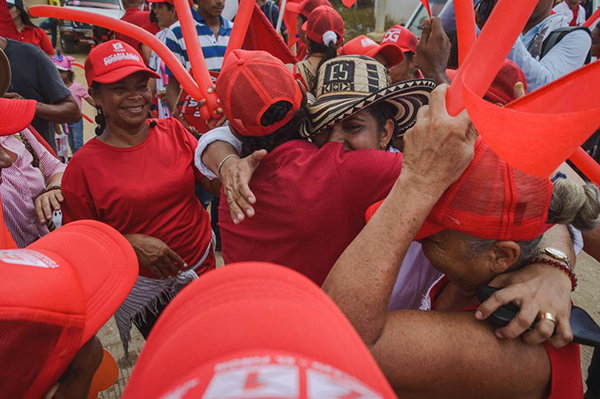 La lideresa social y defensora de los Derechos Humanos, ha logrado ganarse el cariño y apoyo de El Piñón y sus corregimientos, y donde quiera que llegue, la reciben con abrazos y mensajes que la impulsan a seguir proyectándose como la favorita.