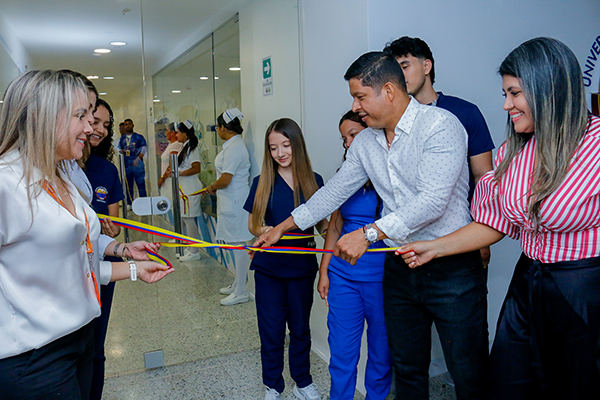 El rector Pablo Vera Salazar, a su derecha Karin Rondón, coordinadora Científica del Centro, dando apertura oficial en compañía de estudiantes y funcionaria del Distrito de Santa Marta.