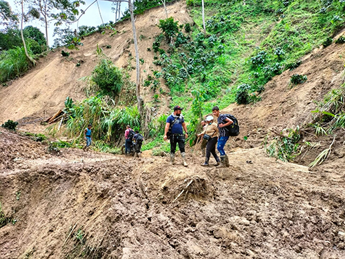 Las familias campesinas exigen la ayuda por parte del gobierno nacional y departamental para mejorar el lamentable estado de las vías.