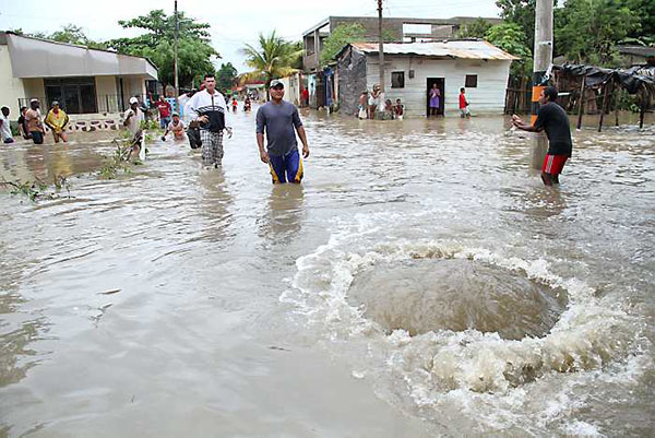 En la segunda ciudad del departamento del Magdalena, el sistema pluvial en mal estado ha provocado que las aguas no se evacúen correctamente, lo que ha resultado en daños a viviendas y locales comerciales