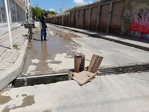 En la calle 22 con carrera 7, junto a la paredilla del cementerio San Miguel, los residentes se enfrentan a un peligro inminente. Una vía destapada sin su rejilla se ha convertido en una trampa para los desprevenidos. 