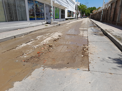 En la calle 22 con carrera 7, los conductores se enfrentan a dificultades debido al deterioro de la vía. Los baches y grietas en la estructura han ralentizado el tránsito vial en la zona. 