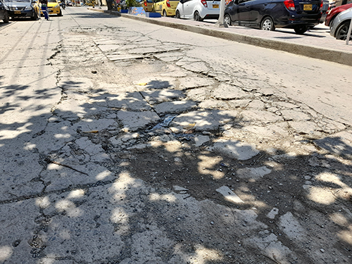 En la intersección de la Avenida los estudiantes con Ferrocarril, justo frente a una funeraria, se observa el continuo deterioro de la vía. Los baches y desgastes en el pavimento representan una preocupación creciente, ya que podrían ser un factor contribuyente a posibles accidentes.