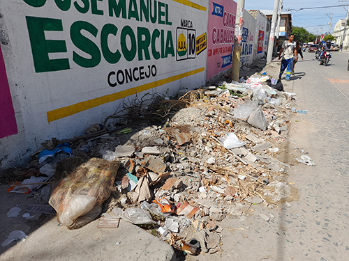 El barrio Miraflores se ha convertido en otro basurero de la ciudad. La falta de acción por parte de los entes de control para la limpieza de este tramo, que se encuentra lleno de basura, es devastadora.