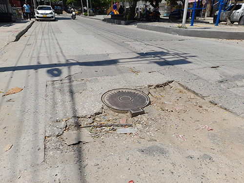 la Av. del Río con 29 se encuentra en un estado de destape total. El deterioro de la malla vial es evidente.