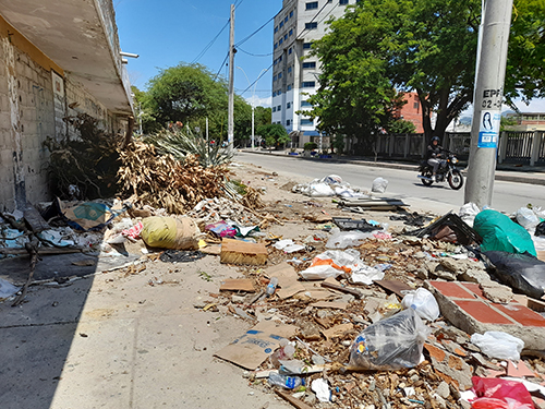 La carrera 8 con calle 24, un lugar que antes se utilizaba para el transporte, se ha convertido en un basurero. La falta de cultura ciudadana y la inacción de los entes de control están contribuyendo a una imagen de Santa Marta llena de basura. 
