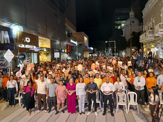 El exgobernador del Magdalena hizo presencia en la inauguración de la obra del Distrito.