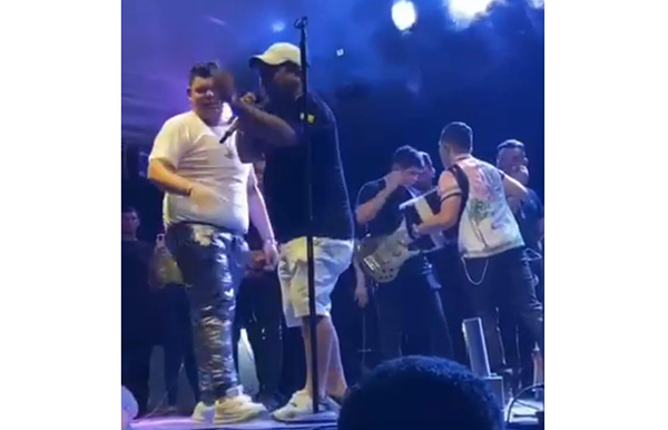 Imagen capturada del video en el momento en que el alcalde Roy García de El Banco, sube a la tarima del festival ‘Río Fest’, para respaldar la candidatura de Víctor Rangel a la alcaldía de su municipio.