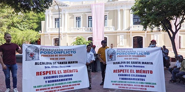 Los ganadores realizaron un plantón en las afueras de la Alcaldía para protestar por el incumplimiento de sus beneficios. 