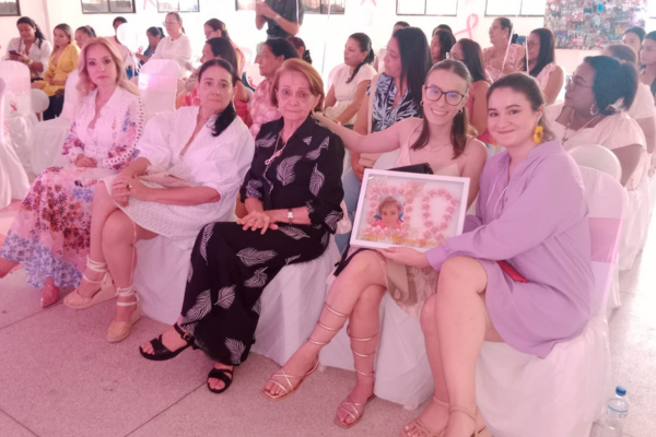 La gestora social de municipio de Aracataca, Claudia Patricia Villarreal junto a su familia en la conmemoración del Dia Internacional de la Prevención contra el  Cáncer de Mama.
