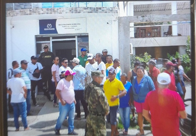 Imagen captada de un video en donde se puede apreciar la revuelta realizada en las instalaciones de la Registraduría municipal el día que llegaron los kits electorales porque no habían sellado una ventana de la casa.