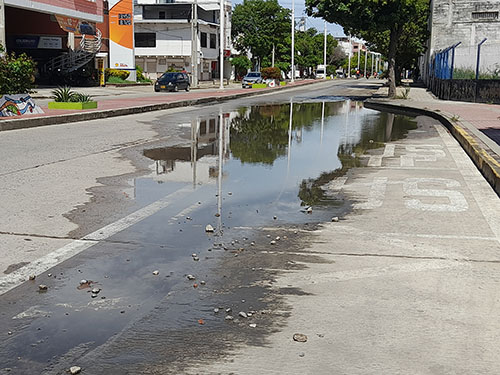 La intersección de la Avenida Ferrocarril con la Avenida Santa Rita se transforma con cada lluvia en una ciénaga de aguas servidas, obligando a los samarios a tomar el bus en una zona no destinada para ello.