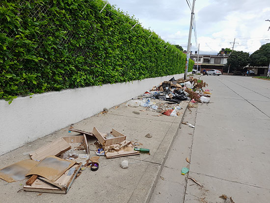 En esta imagen observamos la falta de cultura ciudadana reflejada en la manera en cómo son dejados los desechos, residuos, escombros, sobre el andén peatonal afectando la movilidad de los samarios de a pie.  