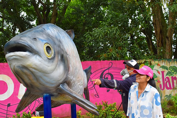 Monumento al bocachico al momento de la inauguración por parte de la alcaldesa, Liceth Prieto.
