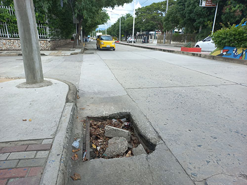 Los huecos están en las calles de la ciudad y representan un riesgo para los transeúntes y conductores.