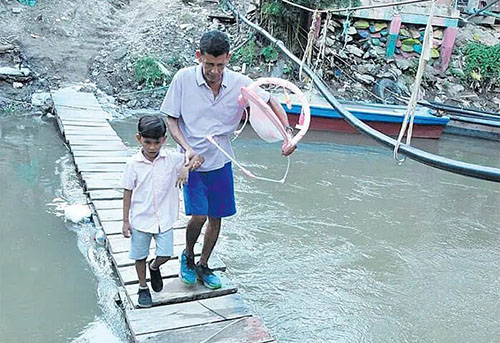 El puente improvisado que fue construido por la misma comunidad, les permitirá desplazarse mientras el distrito cumple con una plataforma en buen estado.