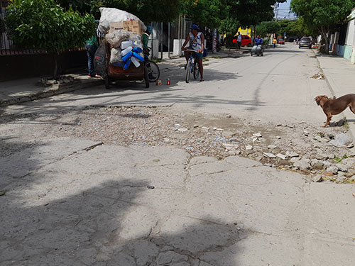 En la intersección de la Calle 7 con la Carrera 21, la ciudad enfrenta un desafío continuo, estos baches no solo representan obstáculos para el tráfico, sino que también subrayan la necesidad urgente de intervenciones de mantenimiento para preservar la infraestructura urbana y mejorar la calidad de vida de los residentes.