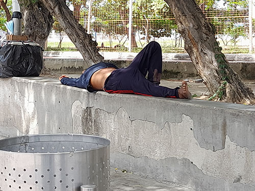En la esquina del polideportivo en la intersección de la Calle 22 con la Carrera 20, emerge una realidad desafiante. Individuos sin hogar, cuidadores de atención médica y desprovistos de beneficios sociales, han ocupado los espacios públicos, transformándolos en improvisados hogares públicos.