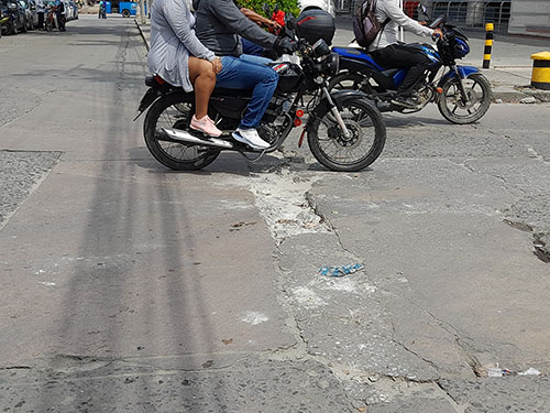 A pesar de haber experimentado recientes “arreglos”, las calles muestran un deterioro constante, evidente en la intersección de la Calle 23 con Carrera 7 en el centro. La aparente renovación no ha logrado resistir el desgaste del tiempo y el uso diario, dejando a la vista la necesidad de un mantenimiento más duradero.