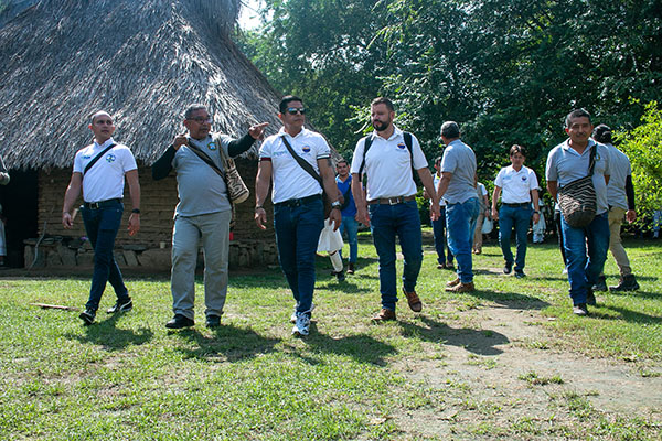 El rector Pablo Vera Salazar con una comisión interdisciplinar visitó el resguardo indígena Arhuaco, Katanzama para empezar a construir oportunidades.