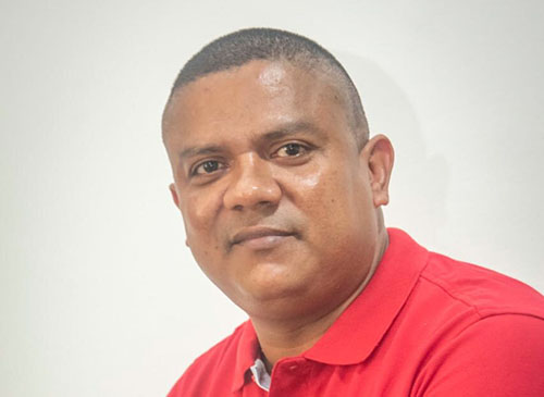  Edgardo Lara Palomino Líder Social de la Localidad 3 es uno de los críticos de la situación que padece en su comunidad y otras de Santa Marta, en la que tienen que recurrir a la compra de carrotanques para abastecerse del agua.