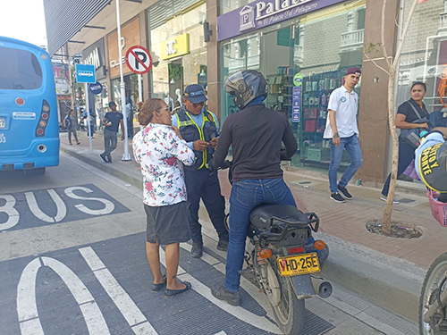 Esta iniciativa se traduce en andenes más amplios y libres de vendedores, priorizando a los peatones y mejorando la calidad del espacio urbano. Foto extraída de internet.