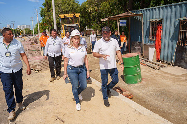 La alcaldesa Virna Johnson reafirmó el compromiso de la Alcaldía Distrital con la ejecución de este proyecto, a pesar de las condiciones climáticas adversas. 