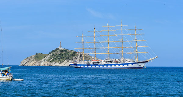 Momento en el que arribaba a la Bahía de Santa Marta el velero Royal Clipper, desde Panamá.