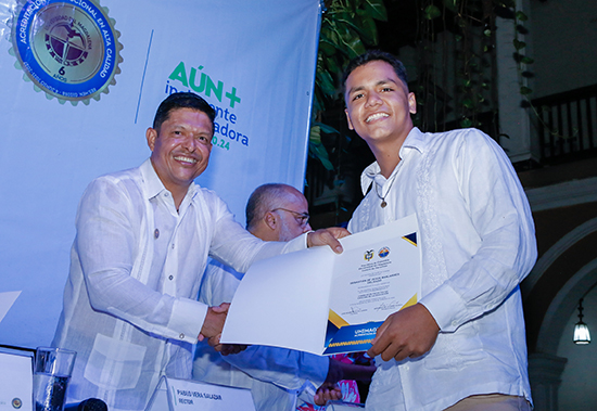 Rector Pablo Vera Salazar y miembros del Comité de Garantías entregaron credenciales a los representantes electos ante los órganos de Gobierno y Administración Académica.