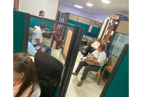 Los trabajadores exigen a las autoridades que se les realice el pago de los salarios atrasados.
