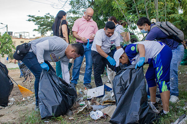 El rector Pablo Vera Salazar estuvo en la jornada de limpieza y embellecimiento del entorno de la Institución.