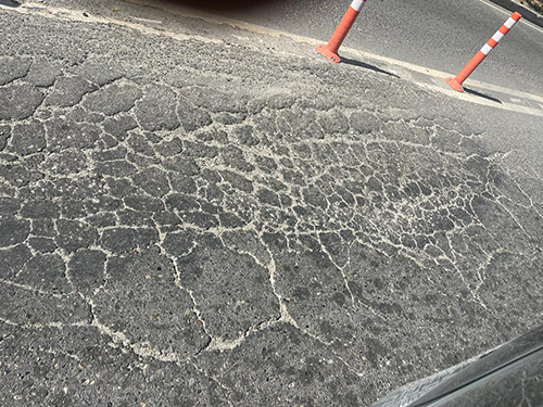 Imagen de un tramo de la carretera Ciénaga-Barranquilla evidenciando múltiples parches deteriorados en el pavimento, mostrando la falta de mantenimiento y reparaciones deficientes. Imagen de un tramo de la carretera Ciénaga-Barranquilla evidenciando múltiples parches deteriorados en el pavimento, mostrando la falta de mantenimiento y reparaciones deficientes.