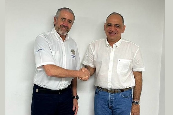 Carlos Pineo Cuello, alcalde electo de Santa Marta, junto con Roberto Meneses, representante de la OEA.