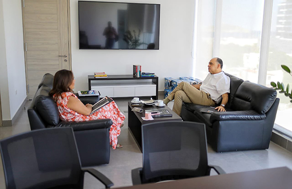 El alcalde electo de Santa Marta, Carlos Pinedo Cuello, en reunión con Silvia Medina, presidente Ejecutiva de la Cámara de Comercio.