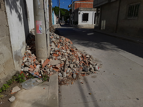 El cúmulo de escombros que es arrojado en los andenes peatonales y que, además, cae sobre la mitad de la calle es una clara muestra de la ausencia de cultura ciudadana. 