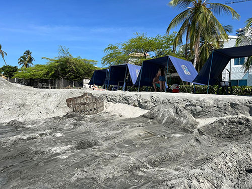 El desnivel ocasionado por la excavación afecta directamente las playas de Plenomar.