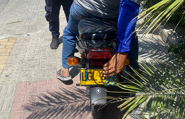 Afanados por volarse un semáforo, los conductores se suben por andenes y ponen en riesgo a los peatones, y para rematar, algunos parrilleros van sin casco.