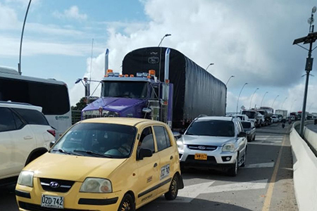Uno de los principales efectos de un bloqueo en la vía entre Santa Marta y Barranquilla es el colapso del tráfico y la interrupción de la movilidad. Estos bloqueos pueden ocasionar largas filas de vehículos detenidos, retrasos significativos en los tiempos de viaje e incluso interrupciones en el transporte de bienes y mercancías entre estas importantes ciudades. Además, tales bloqueos pueden generar tensiones, conflictos y afectar tanto la economía local como la seguridad de quienes transitan por esa ruta.