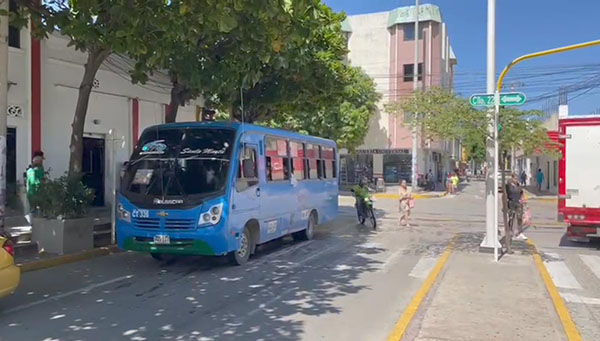 La mayoría de los buses que transitan por el Mercado Público de Santa Marta no utilizan los paraderos de buses para bajar a sus pasajeros. 
