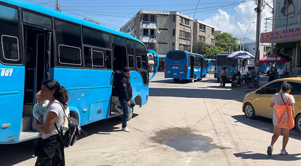La mayoría de los buses que transitan por el Mercado Público de Santa Marta no utilizan los paraderos de buses para bajar a sus pasajeros. 