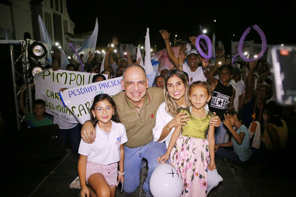 Carlos Pinedo Cuello quiere posesionarse en su nuevo cargo en el norte de Santa Marta. En la gráfica acompañado de su familia.